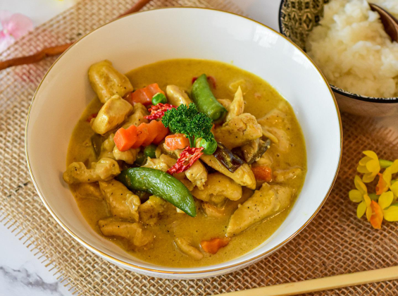 Image of bowl of chicken curry with vegetables
